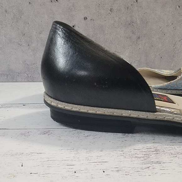 Elegant Silver and Black Sandals with Glossy Toe - Picture 7 of 7